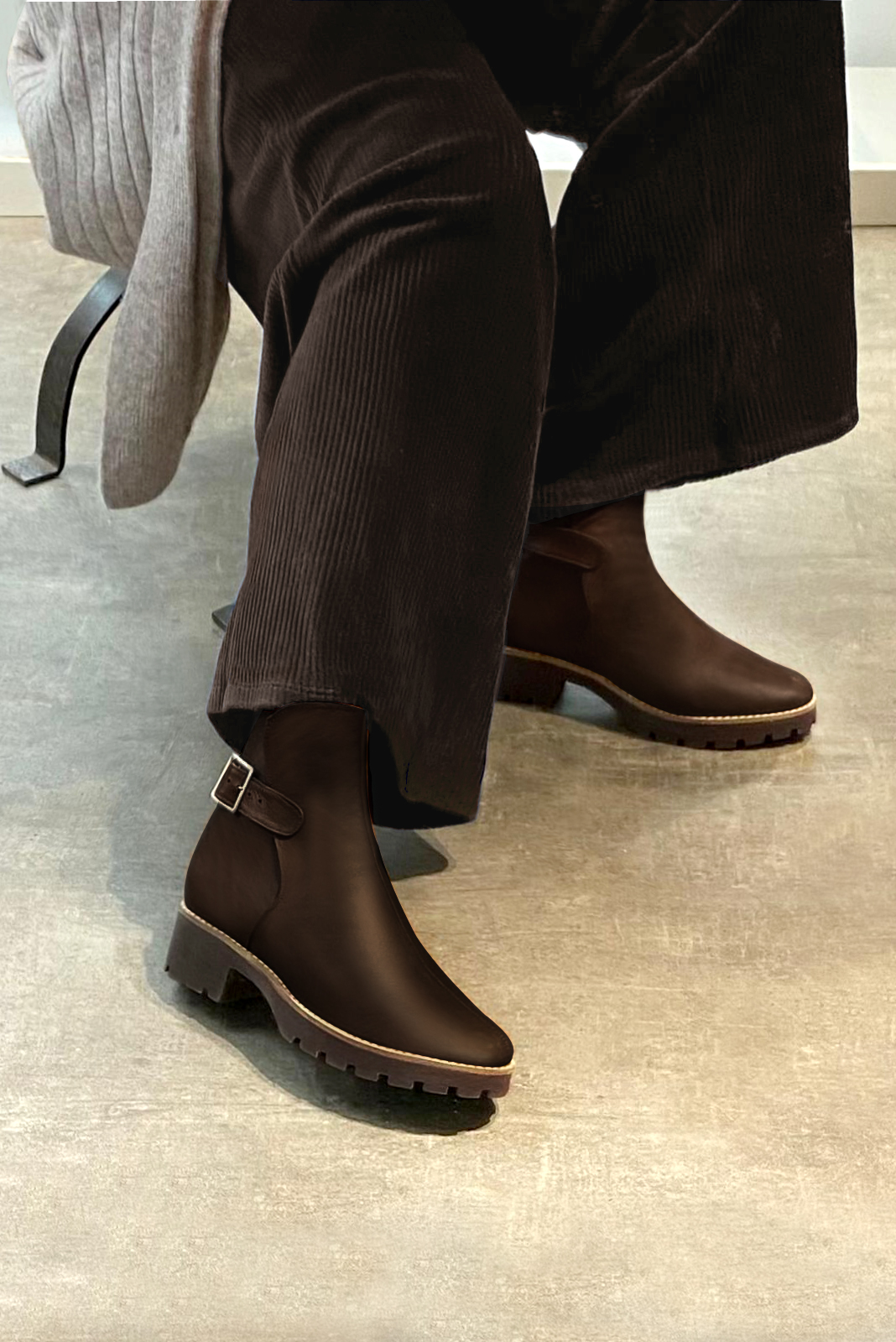 Bottines élégantes et raffinées avec des boucles à l'arrière, coloris marron ébène. Bout rond. Semelle gomme mi-haut. Personnalisation : Choix des cuirs, des couleurs et des talons. Cou-de-pied sur mesure. - Florence KOOIJMAN